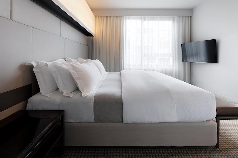 Hotel Realm Канбера Екстериор снимка A bed