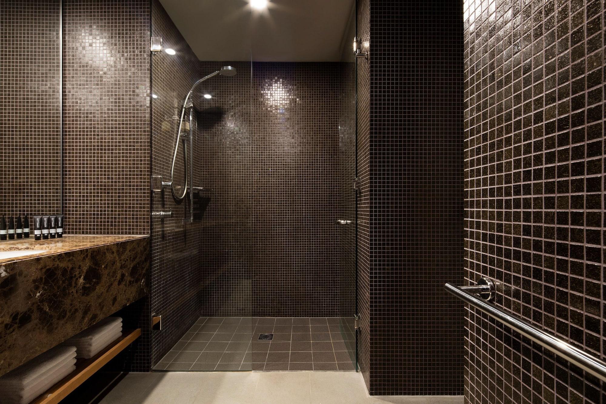 Hotel Realm Канбера Екстериор снимка A shower
