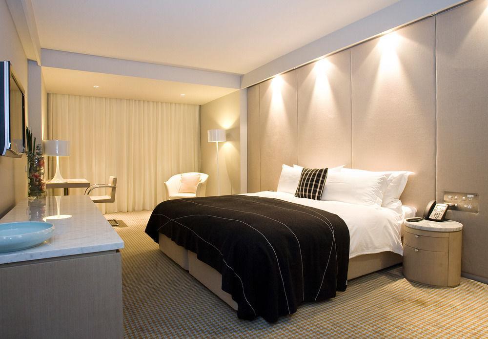 Hotel Realm Канбера Екстериор снимка A bedroom at the Mandarin Oriental, Munich