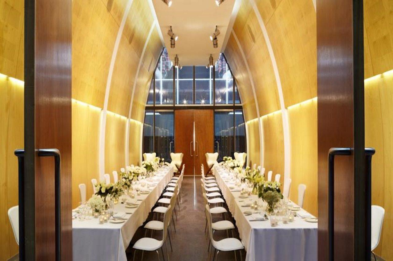 Hotel Realm Канбера Екстериор снимка The Long Room