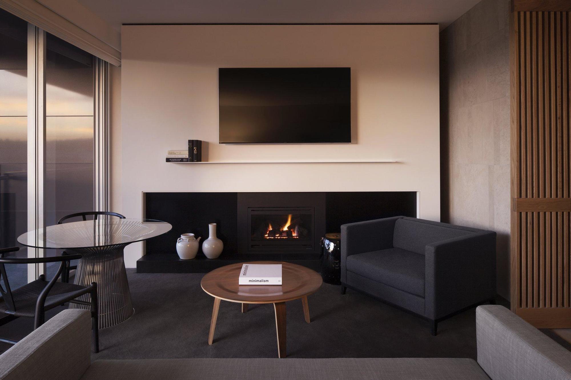 Hotel Realm Канбера Екстериор снимка A living room with a fireplace
