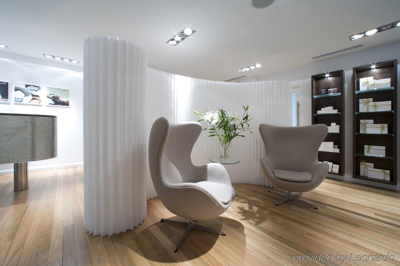 Hotel Realm Канбера Екстериор снимка Interior of the clinic