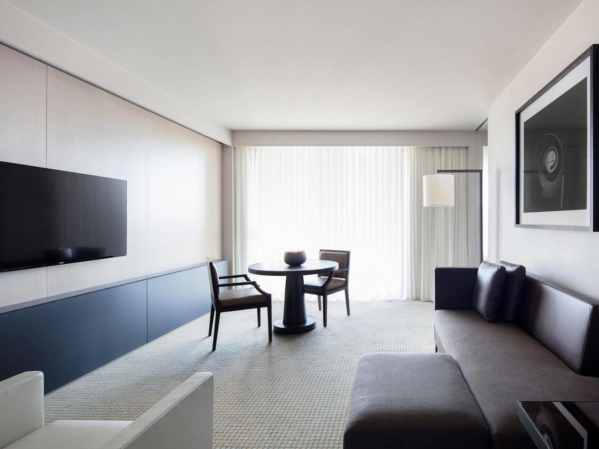 Hotel Realm Канбера Екстериор снимка A room at the hotel